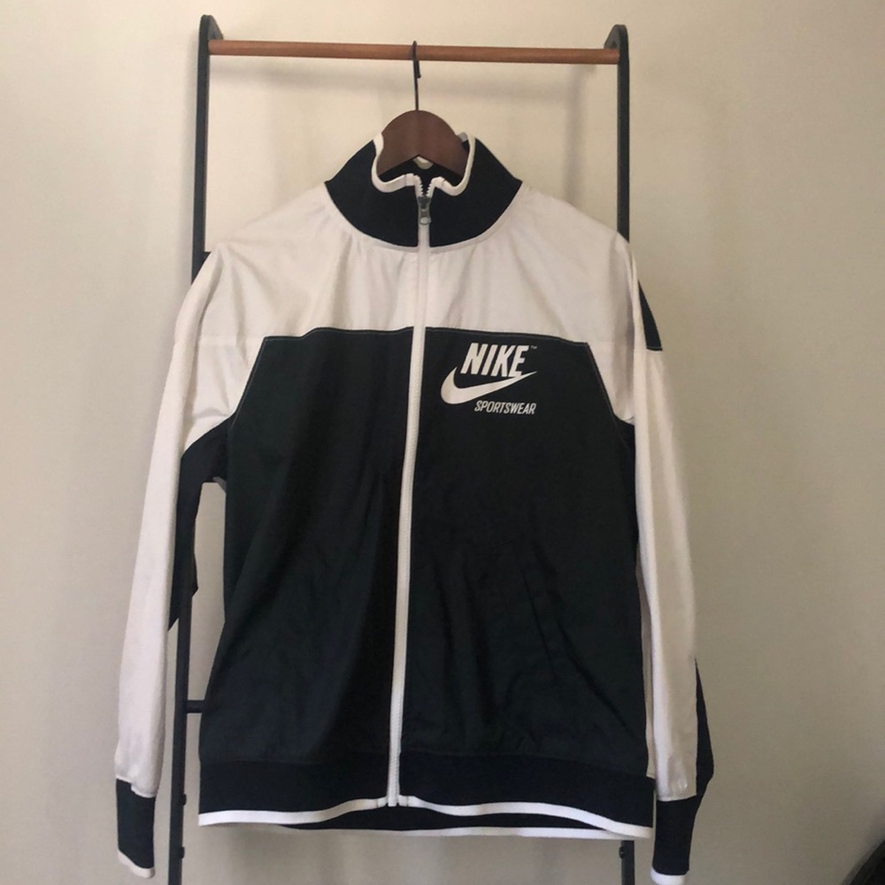Nike Sportswear women’s wind breaker NWT